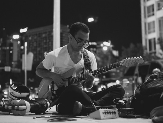 STREET PHOTOGRAPHY 2017 - SIDEWALK GUITAR