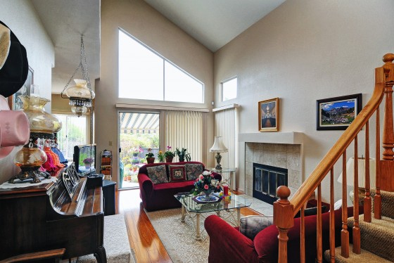 Living Room
Front Entrance