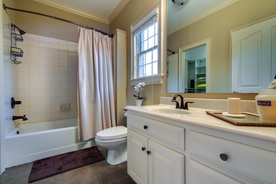 Guest Bedroom's Bath